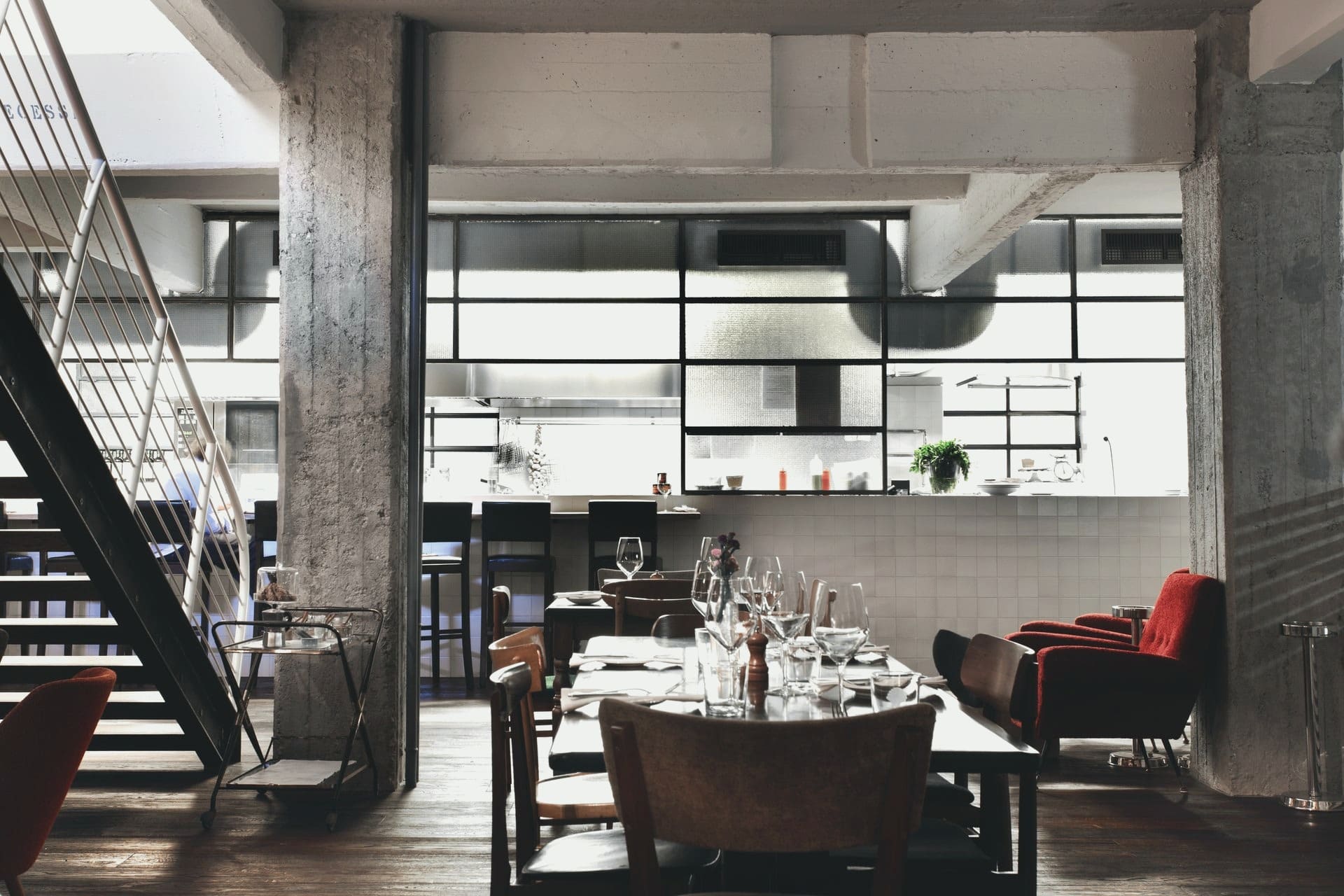 Ristorante San Pietro — sala industriale con tavoli apparecchiati