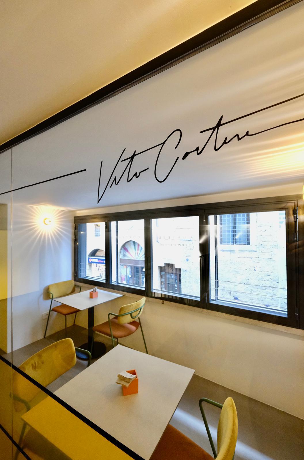 Cortese Caffè — sala secondaria al piano superiore con firma calligrafica Vito Couture a parete